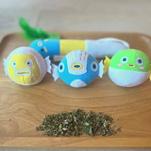 Load and play video in Gallery viewer, Pufferfish Fishing Teaser Set | Cat Toys | MissyMoMo
