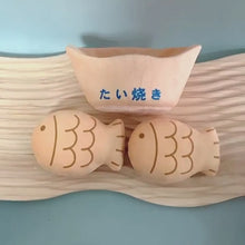 Load and play video in Gallery viewer, Taiyaki Squeaky Catnip Toys | Cute Kittens &amp; Cat Toys | MissyMoMo
